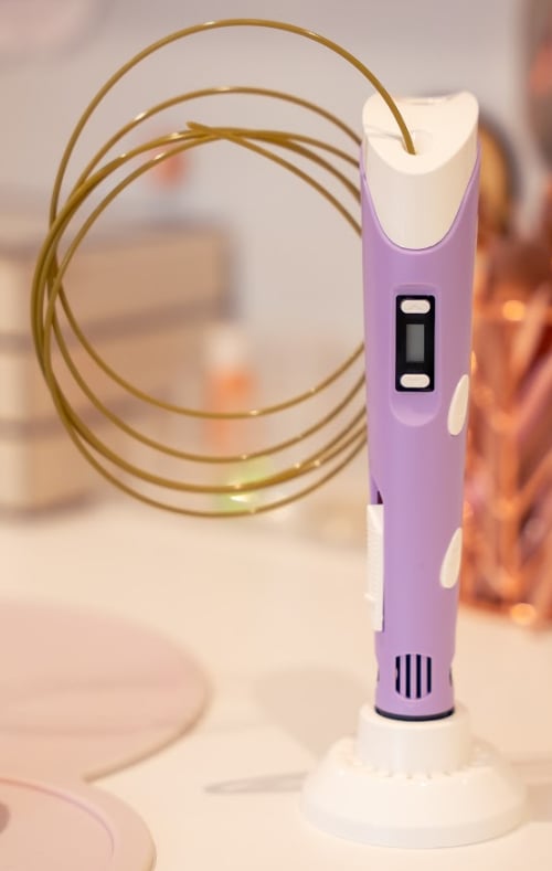 3D Pen med filament på et bord til kreativ 3D tegning