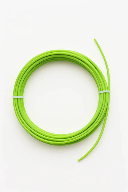 Grøn PLA filament til 3D pen, rullet sammen på hvid baggrund