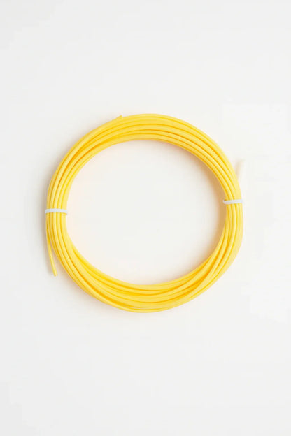 Gul PLA filament til 3D pen, oprullet i cirkel på hvid baggrund
