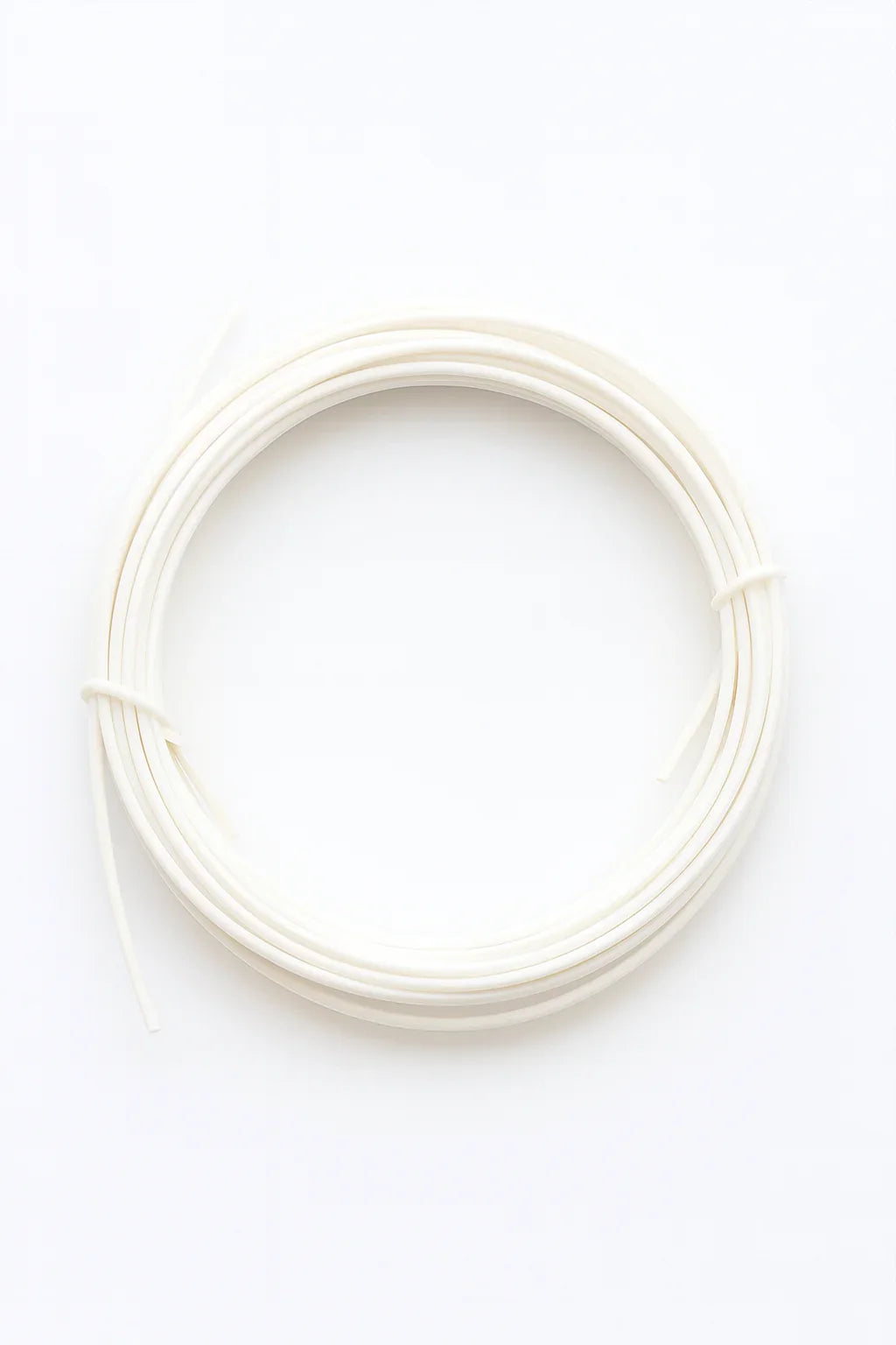 Hvid PLA filament til 3D pen, rullet op på en hvid baggrund