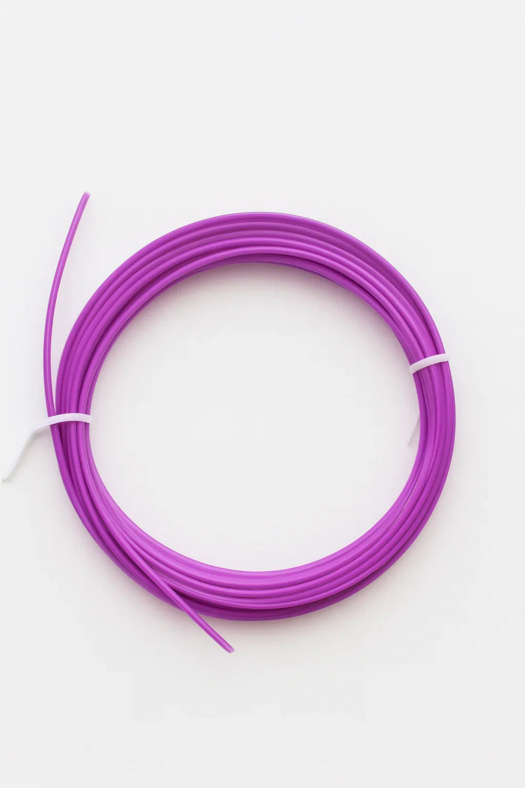Lilla PLA filament til 3D pen, rund rulle på hvid baggrund, kreativt materiale