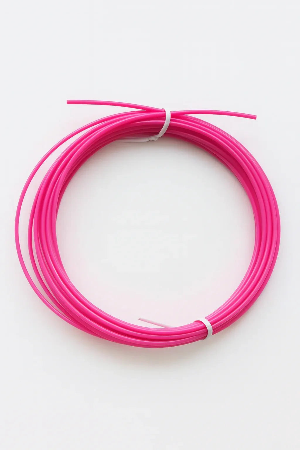Lyserød PLA plastfilament til 3D pen på hvid baggrund