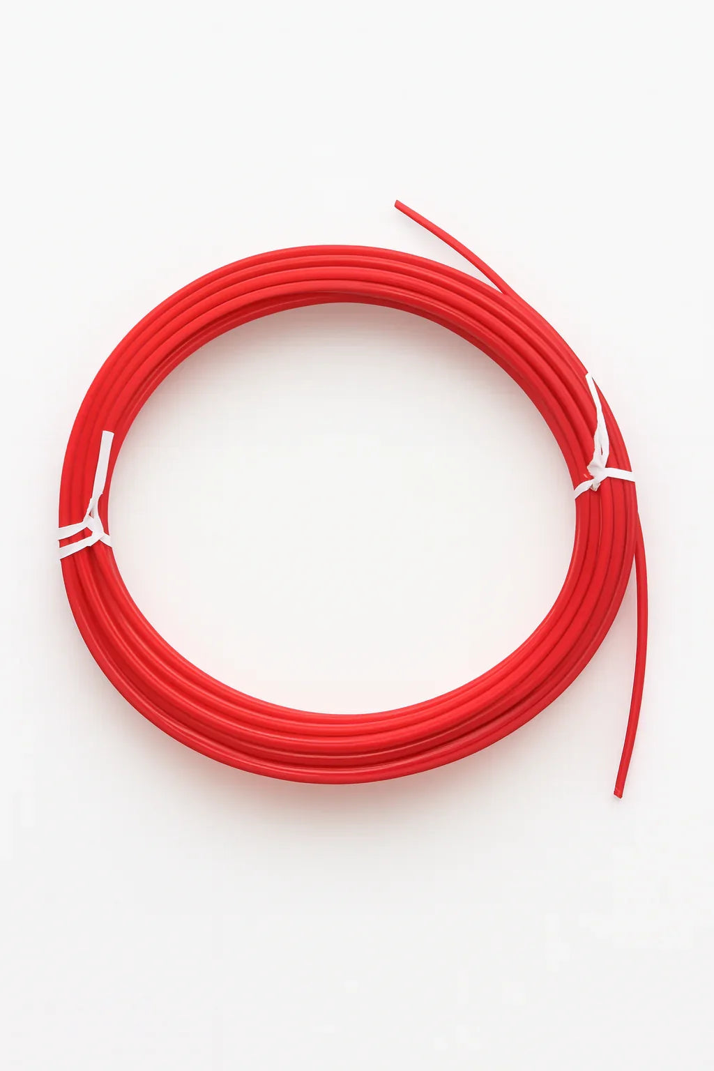 Rød PLA filament til 3D pen, sammenrullet på hvid baggrund